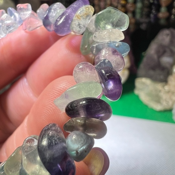 Natural Fluorite chips stretch bracelet UV reaction - Picture 4 of 5